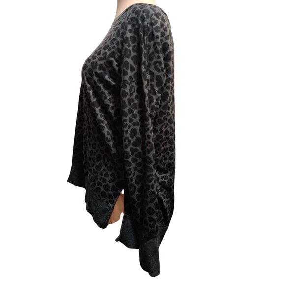 Avia L Black Gray Leopard Print Pullover Top Long Sleeve Crew Neck Thumb Holes - Picture 3 of 9
